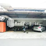 Bright Residence Near Itc Mangga Dua Mitra Reddoorz