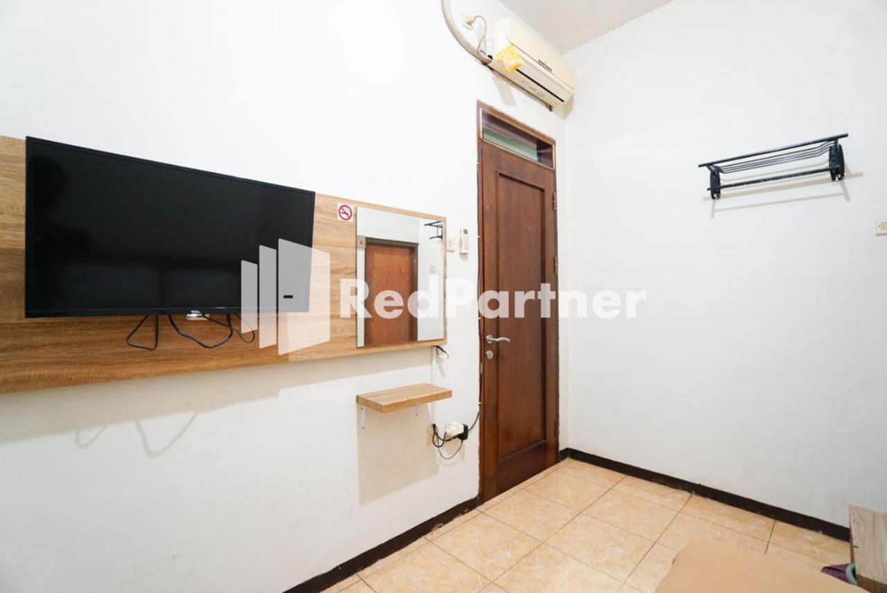 Bright Near Itc Mangga Dua Mitra Reddoorz Hotel