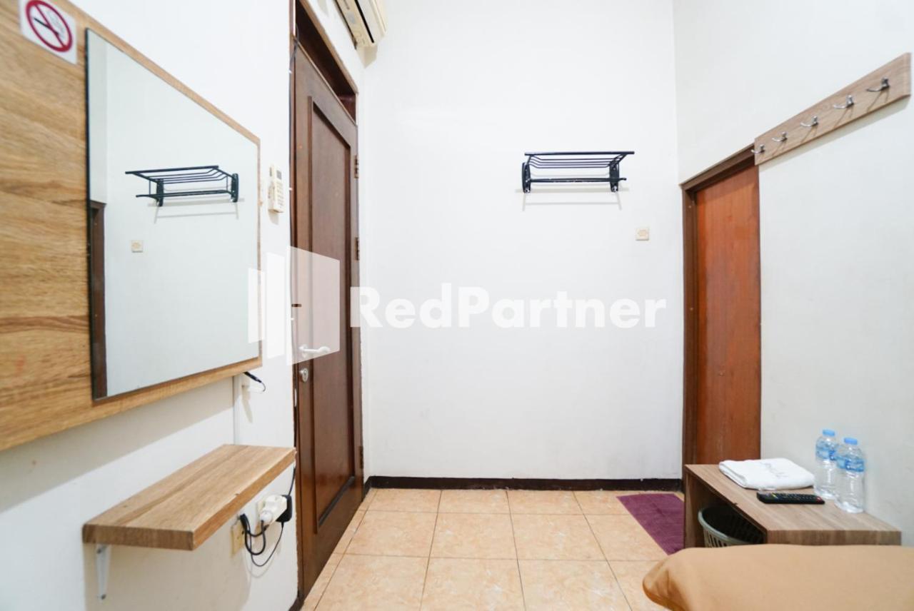 Bright Near Itc Mangga Dua Mitra Reddoorz Hotel