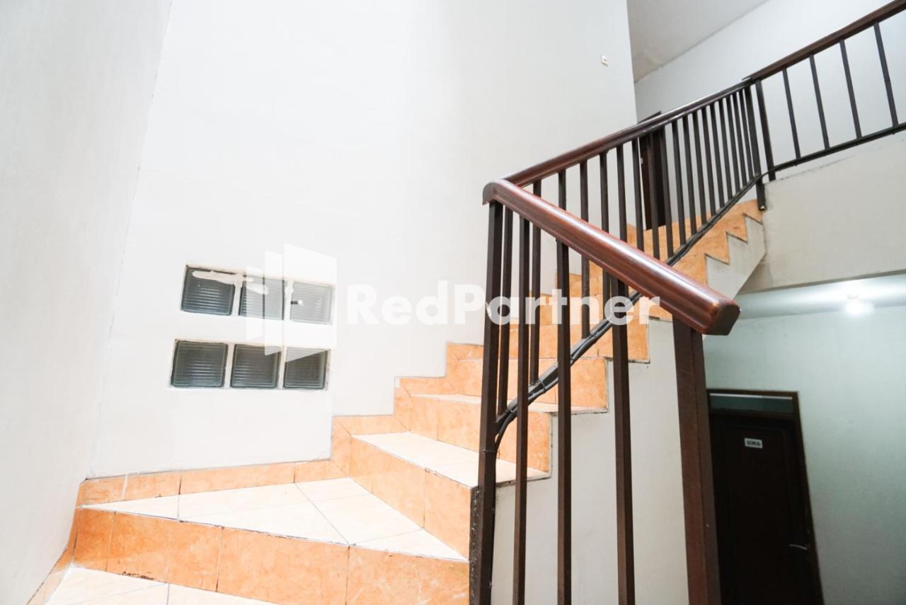 Bright Near Itc Mangga Dua Mitra Reddoorz Hotel 2*