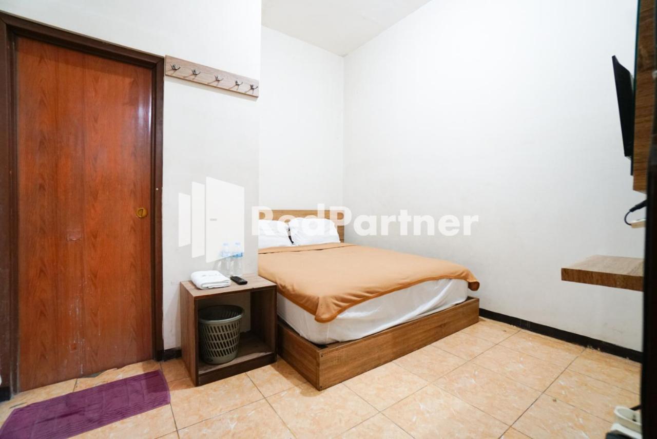 Bright Near Itc Mangga Dua Mitra Reddoorz Hotel 2*