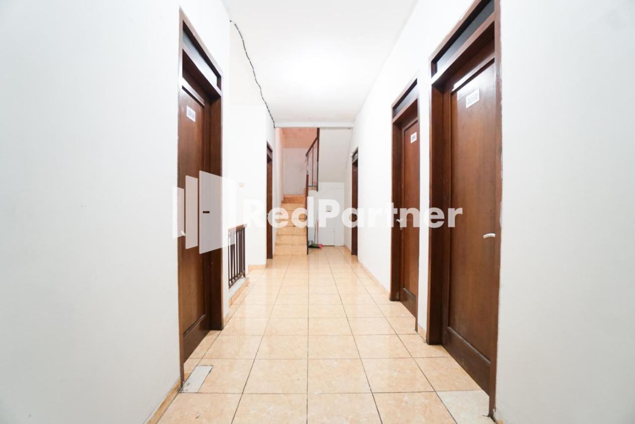 Bright Near Itc Mangga Dua Mitra Reddoorz Jakarta