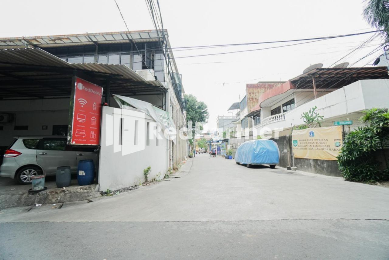 Bright Near Itc Mangga Dua Mitra Reddoorz Hotel 2*
