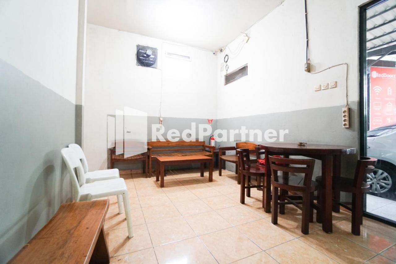 Hotel Bright Near Itc Mangga Dua Mitra Reddoorz