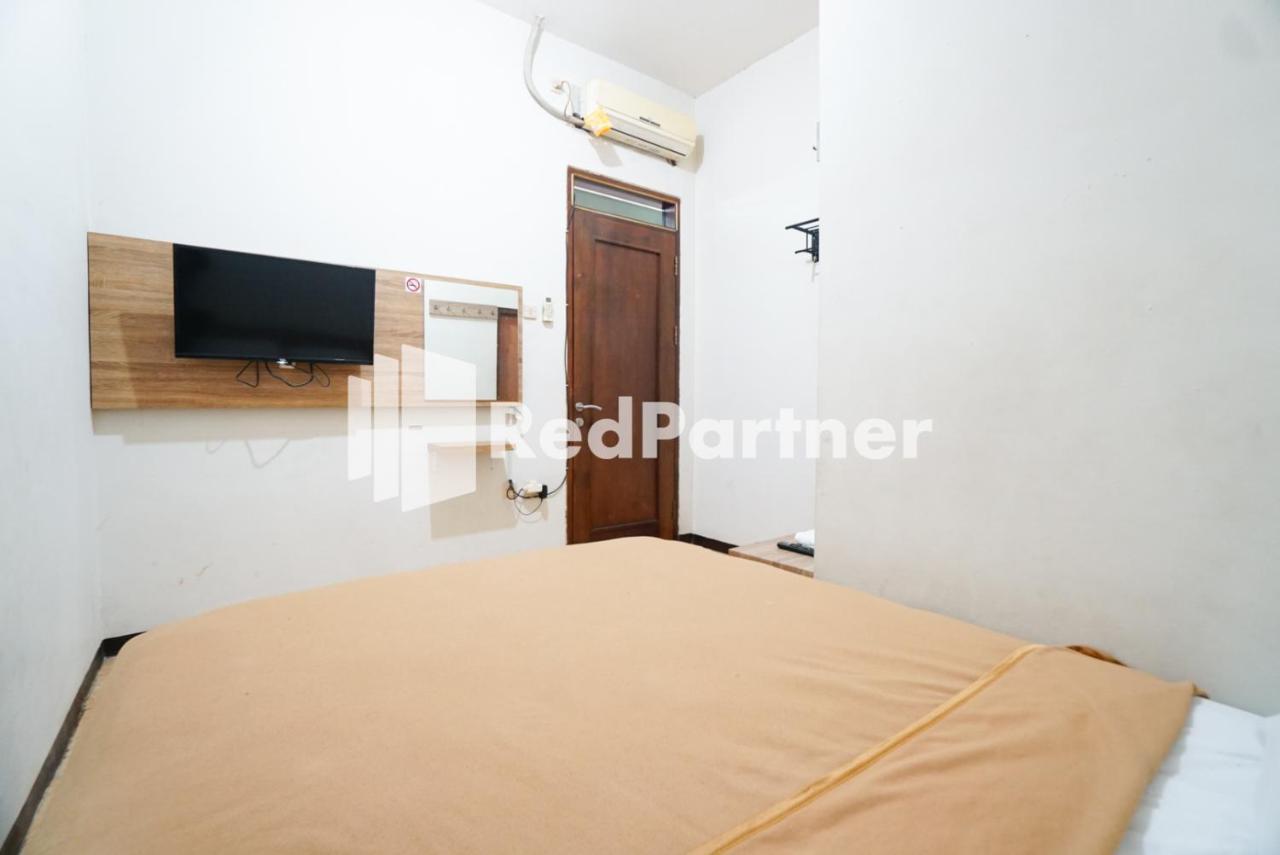 Bright Near Itc Mangga Dua Mitra Reddoorz Hotel 2*